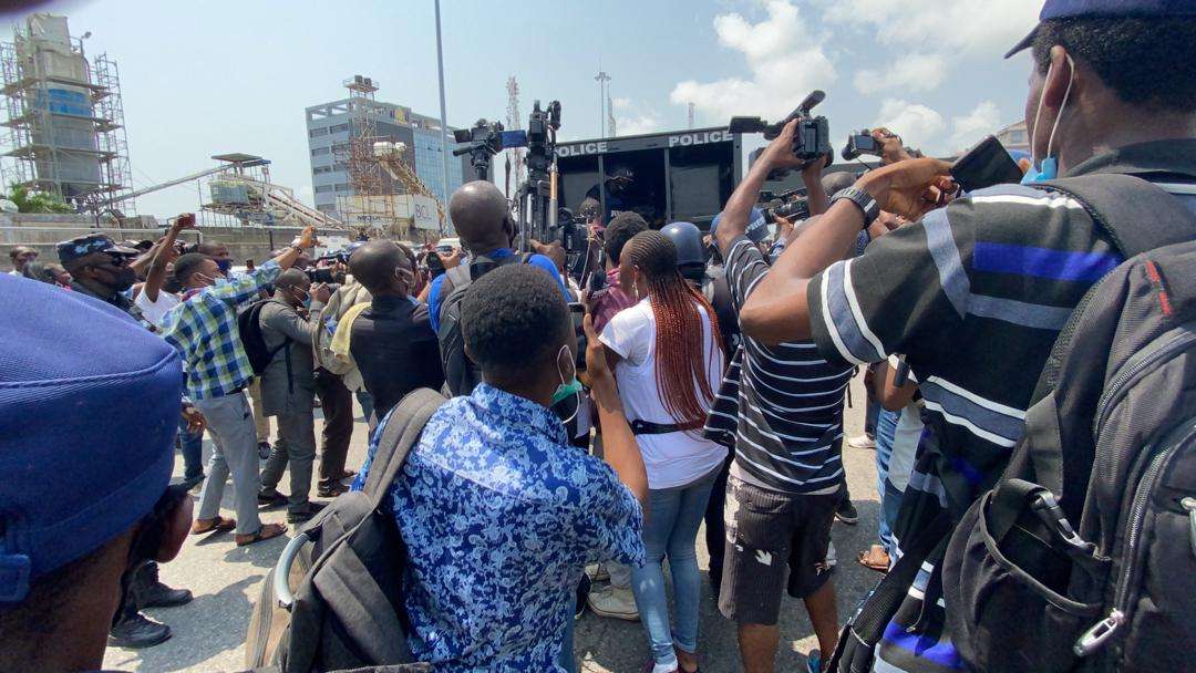 AkpraiseMedia's tweet photo. More protesters storm the Lekki Toll Gate. 
#EndSARS #Lekkitollgate https://t.co/xZ9s4x3UTo