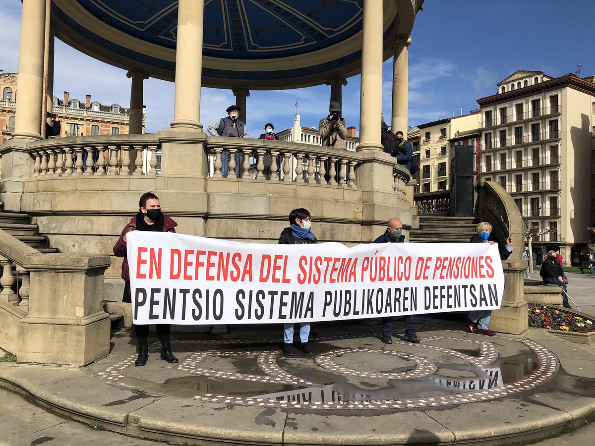 marisadesimon's tweet photo. .@IzdaNavarra En la calle, defendiendo pensiones dignas. Menos privatizaciones y más pensiones https://t.co/j53n5dl5KH