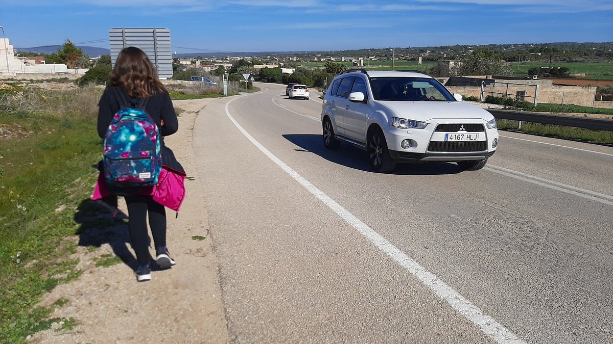NaMariaEnganxa's tweet photo. Per arribar al poble hem de anar per la carretera, no hi ha voreres fins arribar al carrer Baltasar Moyà. https://t.co/3ddZ6fe1oJ