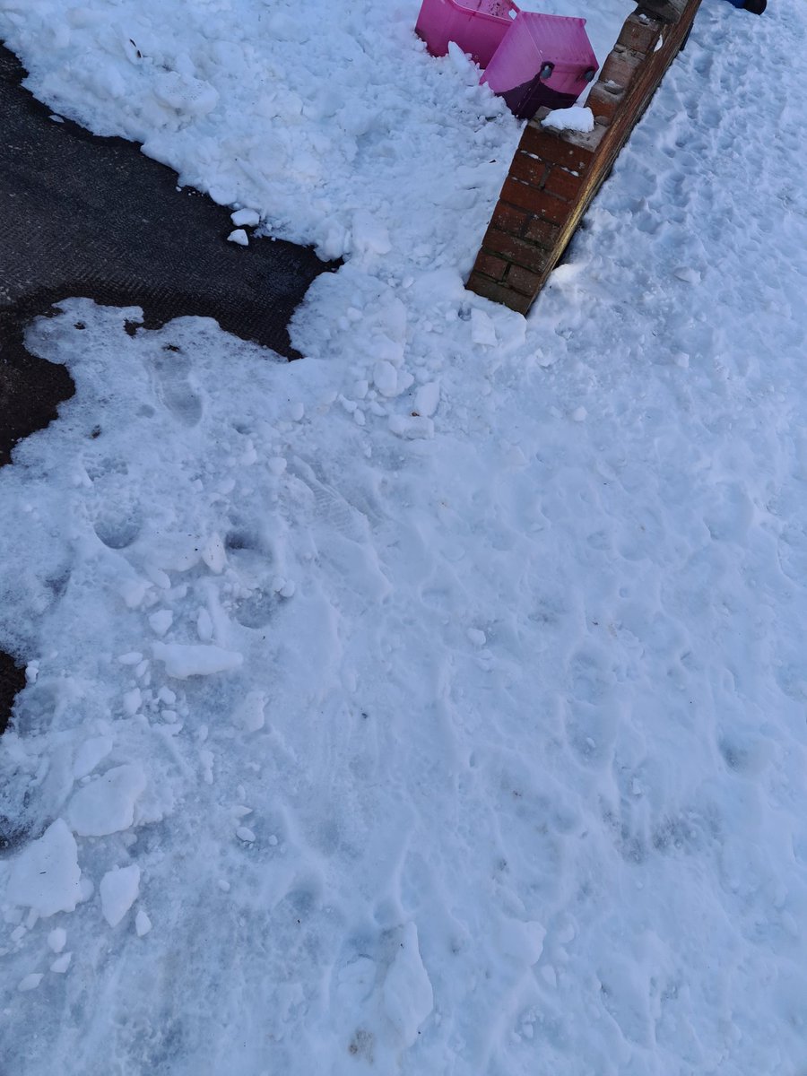 chefstephen76's tweet photo. @FifeCouncil any reason why Mulberry Crescent(Methil)weren't gritted this morning,  managed to grit all the road around about us #icerink #verydangerous #doubletimesaturday #finishat12
#brokenankle https://t.co/KVGH4uuo3R