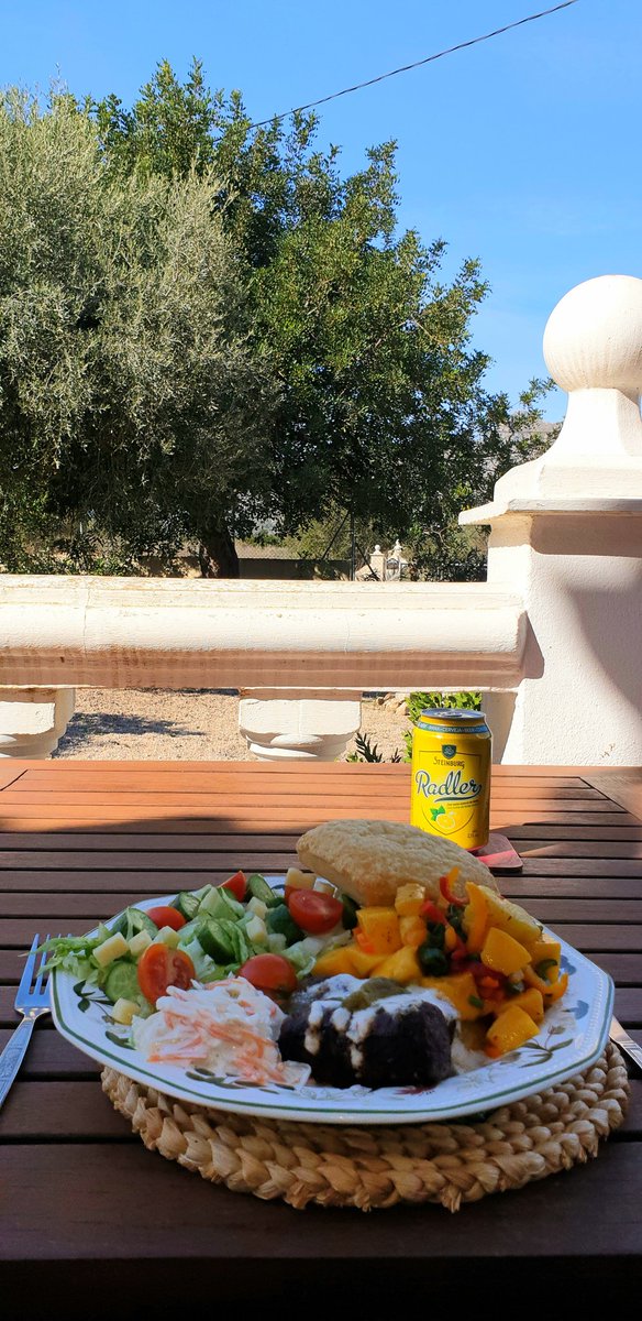 ChrisAlderton's tweet photo. First alfresco meal of the year, hopefully many more to come. https://t.co/SFXSnXZitj
