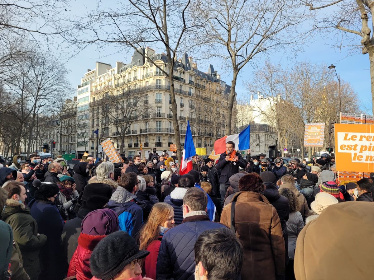 f_philippot's tweet photo. Malgré le froid glacial les résistants luttent pour la liberté contre la folie covidiste ! C’était aujourd’hui, à l’initiative des Patriotes, sous les fenêtres de Véran. Et dans 15 villes en France ! https://t.co/DsxacM5L9T