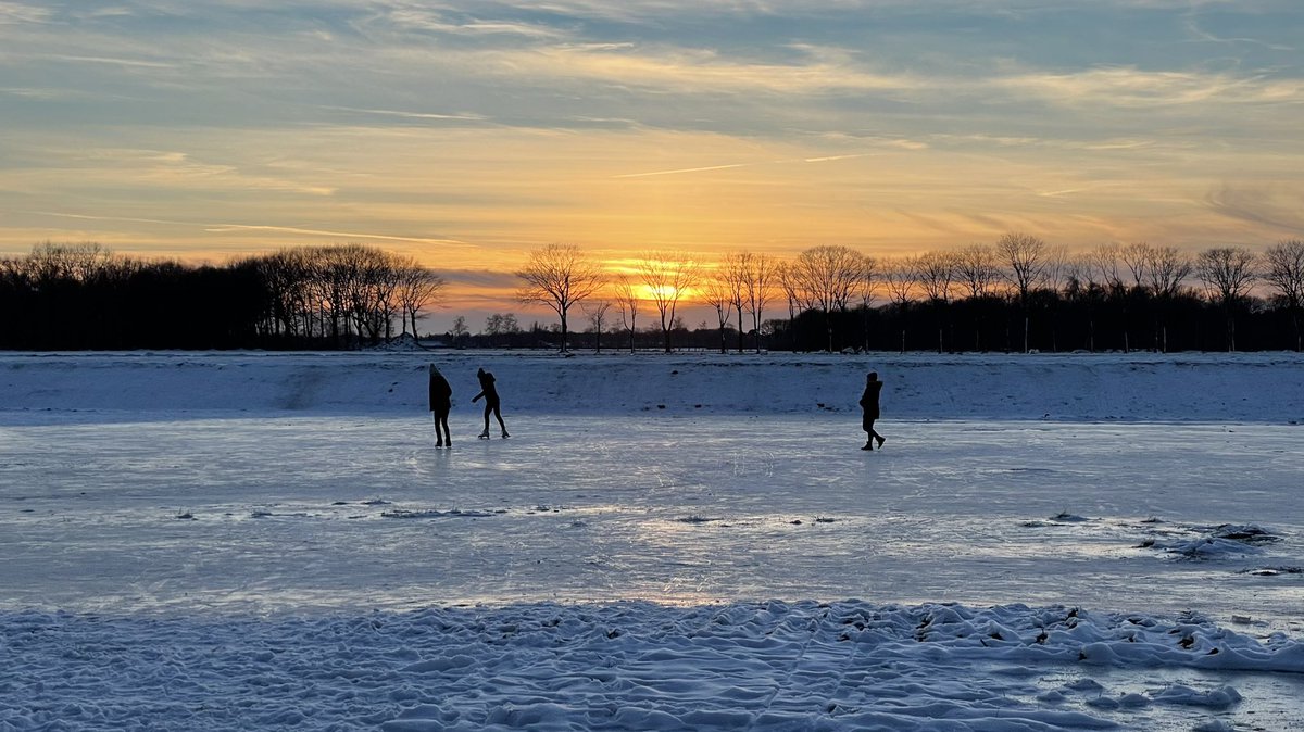 Hubert_Anemaat's tweet photo. Het is nog heerlijk genieten van de rust en de laatste schaatsers in het Keeropdal.
Over 2 jaar, na de metingen, zal het eerste verkeer over #DeOverbodigeWeg van de #Westparallel razen. https://t.co/Nl5ARZ0f1x