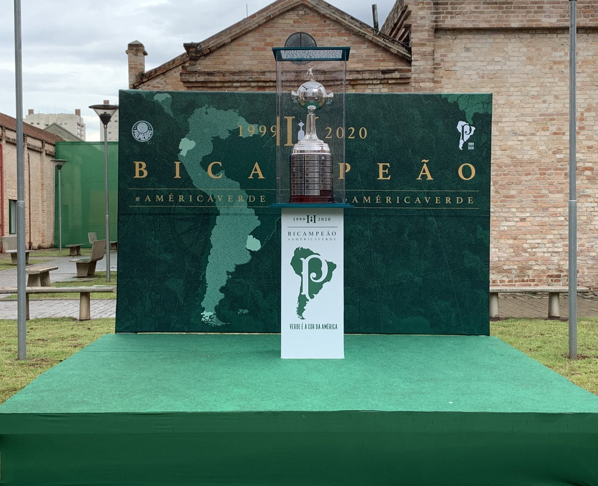 Em formato drive-thru, Palmeiras promove exposição gratuita da taça da Libertadores