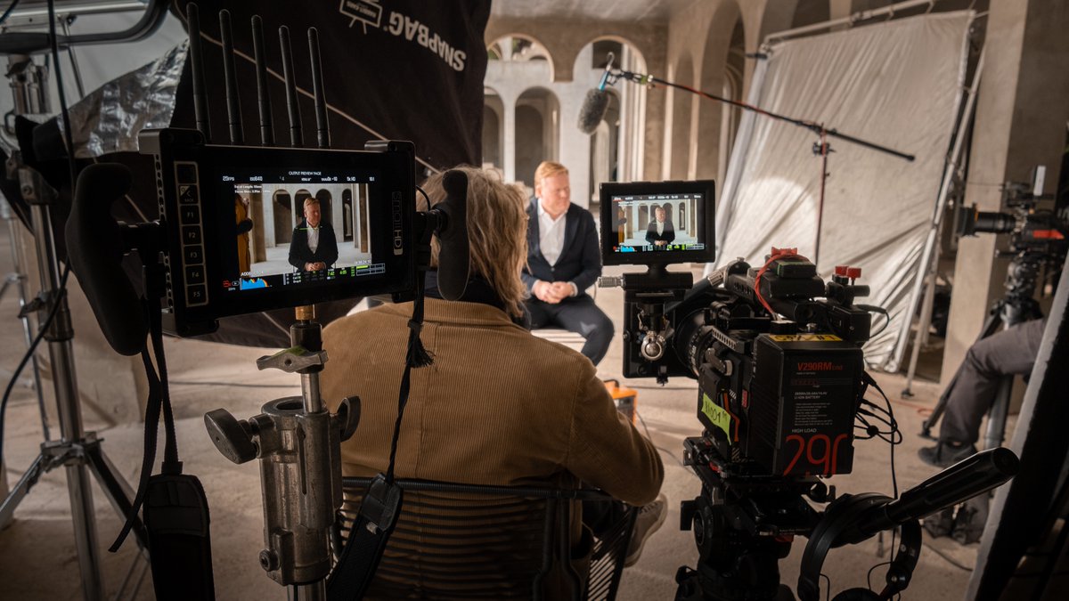 Maanden op en onder de vulkaan met Ronald Koeman; een camera mocht hem van heel dichtbij volgen, en hijzelf sprak uitgebreid over zijn band met Barcelona. Vanaf woensdag te zien op Videoland; in <a href="/ADSportwereld/">AD.nl/sportwereld</a> vandaag een tipje van de sluier. ad.nl/buitenlands-vo…