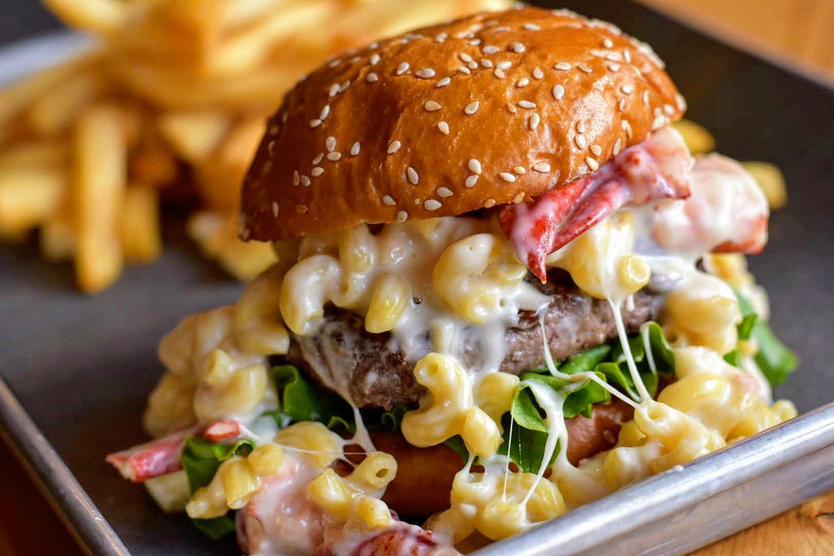Lobster 🦞 Mac and cheese burger. 😘
