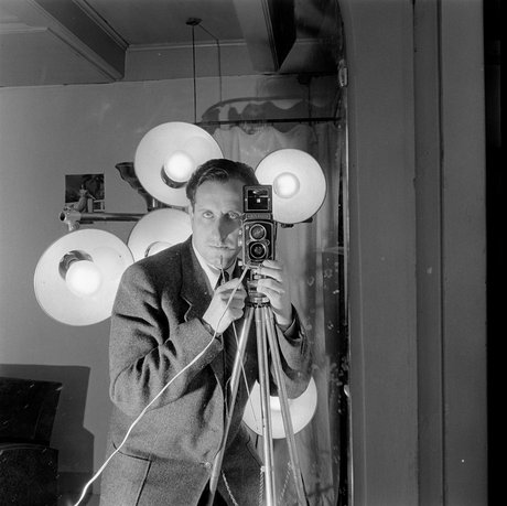 Sem Presser (1917-1986) was a photojournalist from Amsterdam. Here is a thread of some of my favourite Presser pics. Beginning with a self-portrait from 1950.