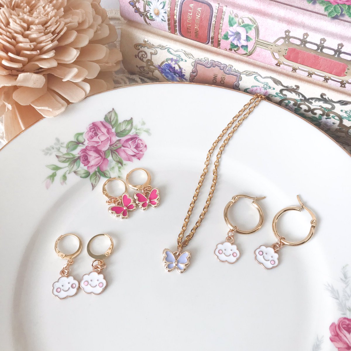 voguesberry's tweet photo. Attualmente il mio lavoro è creare gioielli. Questi sono alcuni esempi, ma ovviamente posso personalizzarli. 

Un piccolo rt mi sarebbe d’aiuto ✨

Shop instagram: moonybijoux🌙 https://t.co/ZCD1H4SkA0