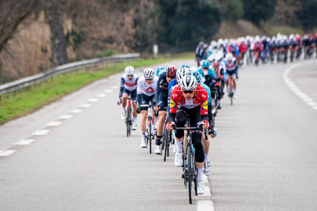 stage 3️⃣ of @letourdelaprovence was another day or hard work for #TheWolfpack train to set @alafpolak up for the final up the Mont Ventoux, solid 3rd for our featherweight AKA LouLou  and one last stage to go #WayToRide
@deceuninck_quickstep 
📸 @billy_lebelge