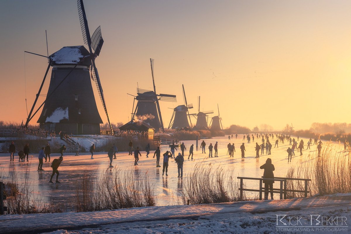 😍⛸️⛸️ Volgens mij is dit wel DE foto van vandaag. Nederlandse winter zoals die eigenlijk moet zijn. Schitterend vastgelegd. Foto van Rick Bekker.
