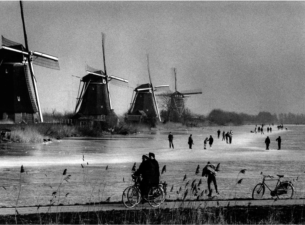 Kinderdijk, IJspret #photo ©️VM 20 februari, 1994 #supportyourartist #parelsuitfotoarchieven #ijspret #kinderdijk #klassieker #vintageprint #bnw #history #throwback #skating #dutch