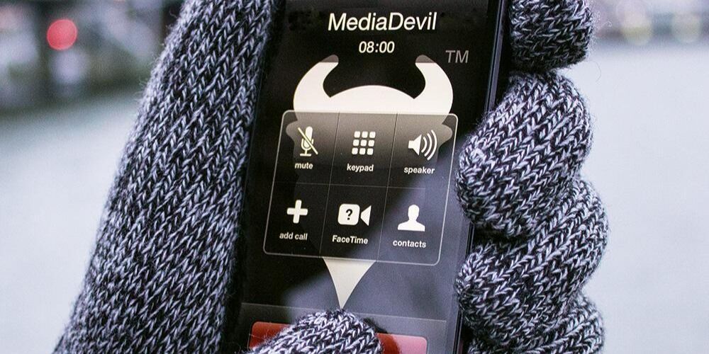 Roses are Red, we're all cold and Blue, but your hands can be toasty thanks to our gloves with conductive stainless steel fibre for long-lasting touchscreen compatibility. I'm good at poems 👍  mediadevil.com/products/capac…