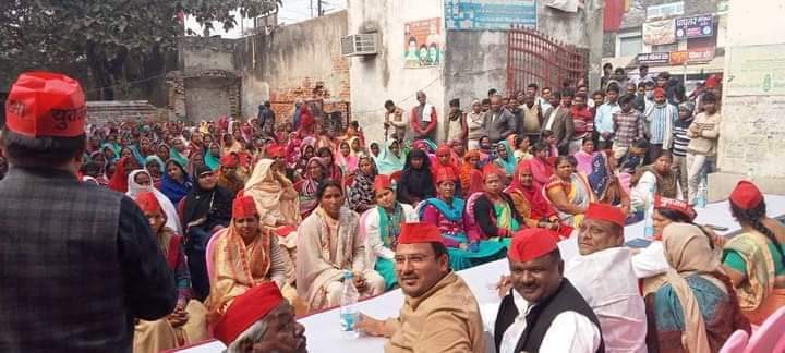 समाजवादी पार्टी के राष्ट्रीय अध्यक्ष मा० श्री अखिलेश यादव जी के निर्देश पर सरोजिनी नायडू जी की जंयती के उपलक्ष्य पर प्रदेश भर में "महिला घेरा कार्यक्रम" का आयोजन किया। इसी क्रम में मेरे द्वारा पार्टी कार्यालय में भी कार्यक्रम का आयोजन सम्पन्न हुआ।
<a href="/samajwadiparty/">Samajwadi Party</a> <a href="/yadavakhilesh/">Akhilesh Yadav</a>