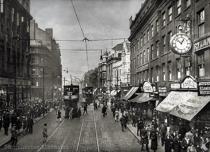 Market Street 1930

#marketstreet #manchester #history #manchesterpast #trams #retail #architecture #photography