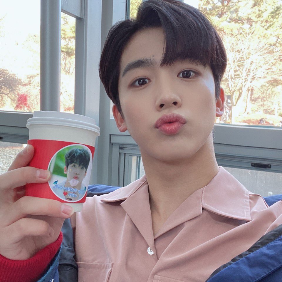 WEi__Official's tweet photo. 머리부터 발끝까지 사랑스러움이 가득한 허니는 팬분들의 소중한 응원으로 귀여움까지 가득 충전⚡️
일교차가 크니 감기 조심하시고 월요일에 만나요😘

#위아이 #WEi #김요한 #KIMYOHAN #아름다웠던우리에게 https://t.co/h5XhbblomM