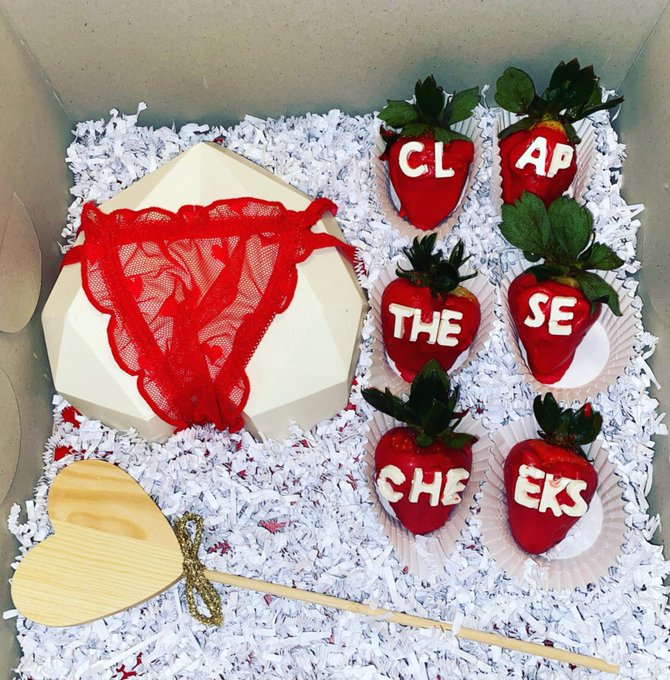 I want chocolate 🍫 covered strawberries 🍓 like THESE for myself..   Who&rsquo;s paying 👇🏽👇🏽 💵Cashapp: $sugarmamah<a href="/tag/worshipme"class="tags"><span>#worshipme</span></a><a href="/tag/mothersday2020"class="tags"><span>#mothersday2020</span></a>