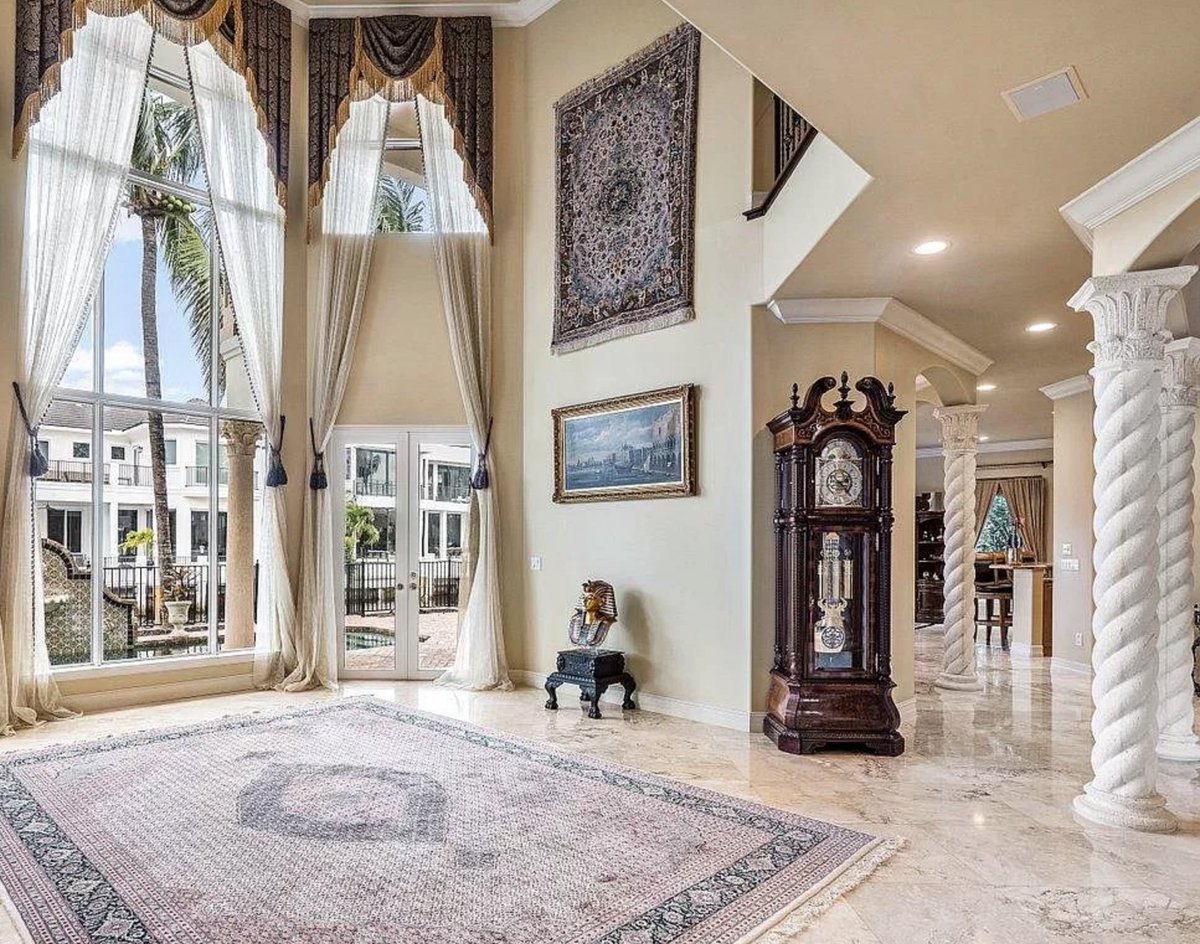 artrecovery's tweet photo. What happens to people when they move to Florida?
Look at this stuff...an authentic "King Fut" mask, a rare "Canalsesco", a "Fabreeze tapestry" and a "coffin clock". https://t.co/zNRQhngO1C