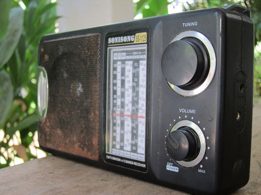 FarmRadioFM's tweet photo. C'est la Journée mondiale de la radio! Cette année on célèbre le pouvoir de la radio de connecter les gens aux informations dont ils ont besoin en temps de crise. En savoir plus: https://t.co/WmtVbNU3ck #WRD2021 #com4dev https://t.co/BOb3BrDanZ