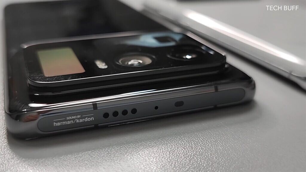 TechLovi's tweet photo. #Mi11 Ultra specifications
6.8" WQHD+120Hz OLED Quad Curved Display
#Snapdragon888
50(Main)+48(UW)+48MP(Periscope)
120x Zoom
20MP Selfie
#MIUI12dot5
5,000mAh🔋
67W Wired Charging
67w Wireless Charging
10W Reverse Wireless
#Mi11 #Mi11pro #Mi11ultra #Mi11Ultra https://t.co/hy1ksNIVef