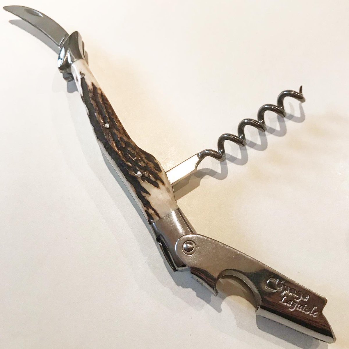 RafelSommelier's tweet photo. Uno de mis utensilios de trabajo preferidos: mi sacacorchos personalizado con mango de cuerno de ciervo real. Una auténtica chulada “hecha a mano” por #chateaulaguiole ⚔️💯 
.
#laguiole #sacacorchos #llevataps #corkscrew #artesania #francia #sommelier #wine https://t.co/21A8B7GDN4