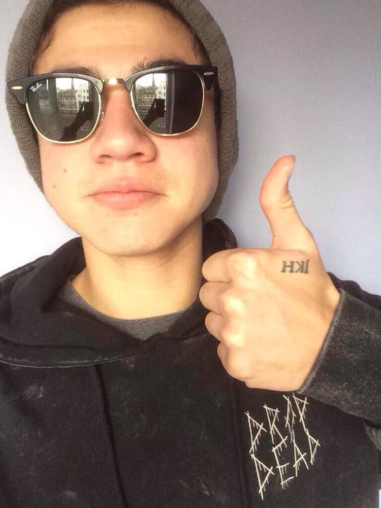 bradley simpson and calum hood as each other;— a thread