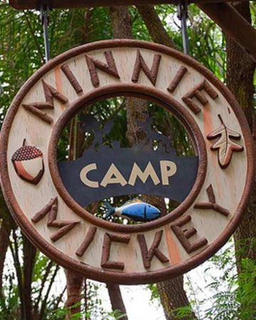 It somehow became SO POPULAR with guests that it outlived the other temporary show at CMM (Poch), and even got itself an enclosed theater, and became the main attraction of the land. And got some upgrades here and there with costumes, choreo, etc.