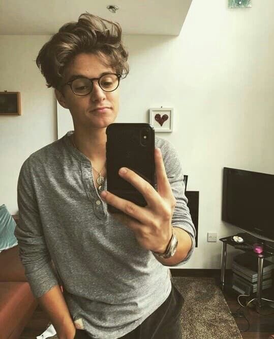 bradley simpson and calum hood as each other;— a thread