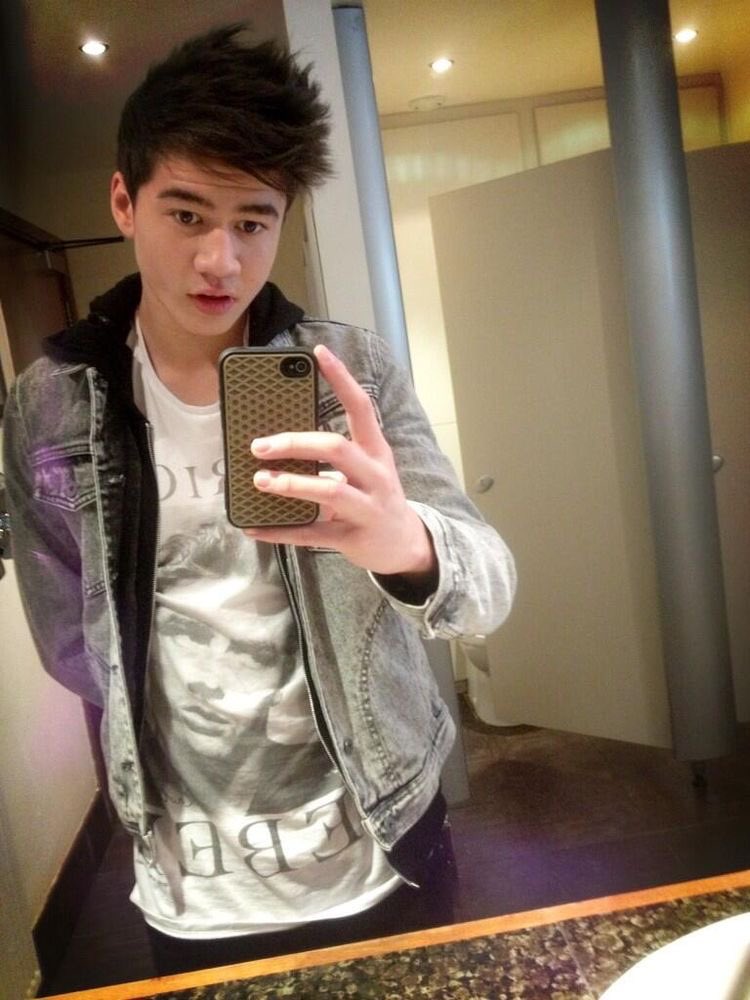 bradley simpson and calum hood as each other;— a thread