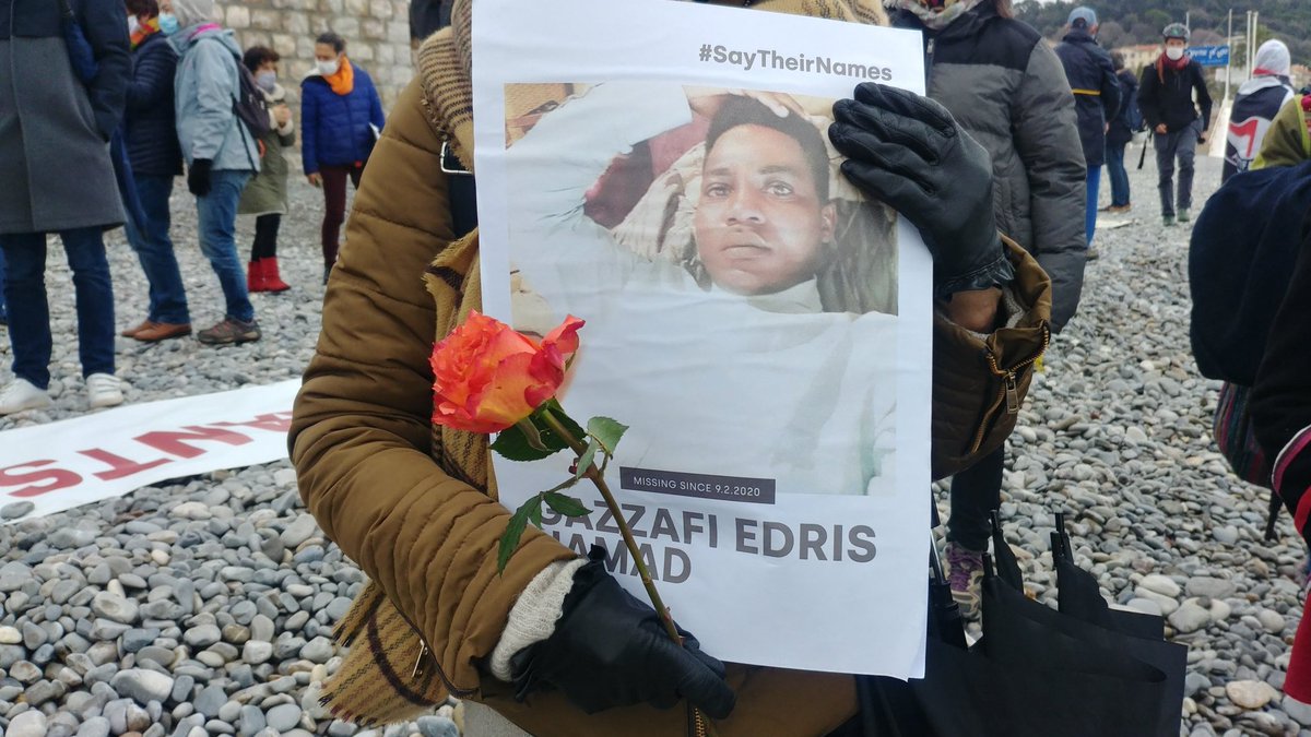 iciazur's tweet photo. Les manifestants avaient aussi une photo des 91 victimes, "parce que ce ne sont pas que des chiffres". "On est là pour leur donner un visage" disent-ils. Cet hommage "aux victimes du naufrage de la honte" a été organisé par #Somico06, Solidarité Migrants Collectif 06. https://t.co/MU41fsXxeM