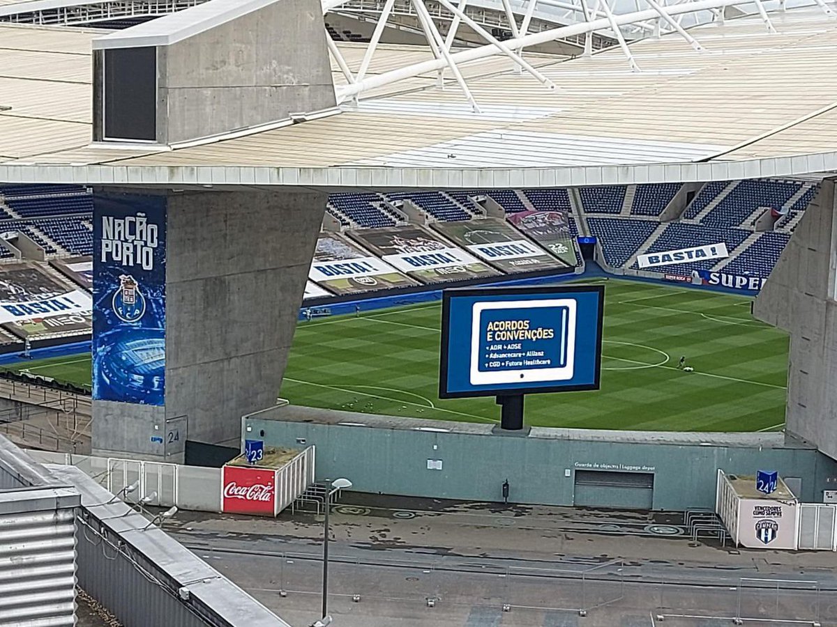 Estádio do Dragão hoje, com tarjas a dizer "Basta"