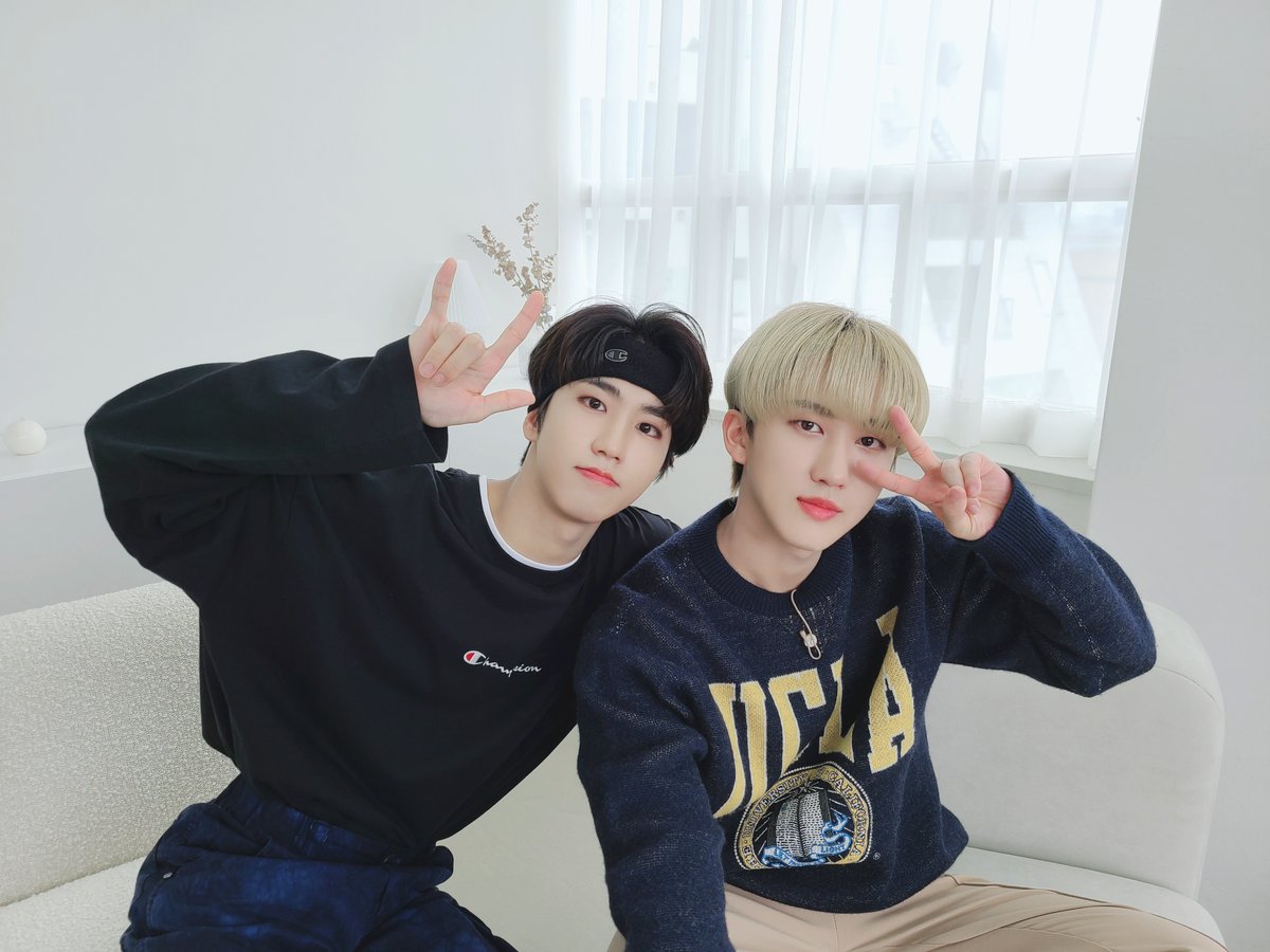 Stray_Kids's tweet photo. [스키지기]
Happy Valentine's Day, STAY🍫
with [♥ Kids Room] Photos

#StrayKids #스트레이키즈
#하트키즈룸 #HeartKidsRoom
#YouMakeStrayKidsStay https://t.co/1XBYuO7PHI
