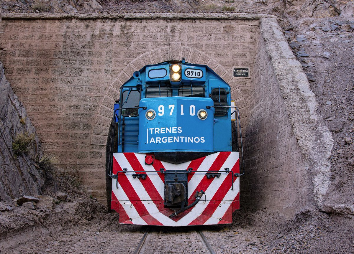 TACargas's tweet photo. Estamos reparando túneles en el emblemático ramal C14 que une a la ciudad de Cerrillos #Salta con #Socompa, paso fronterizo a Chile 🇦🇷🇨🇱
Mantener y mejorar la infraestructura ferroviaria es uno de nuestros principales objetivos.
#ArgentinaUnida https://t.co/I1PJCB0j1y