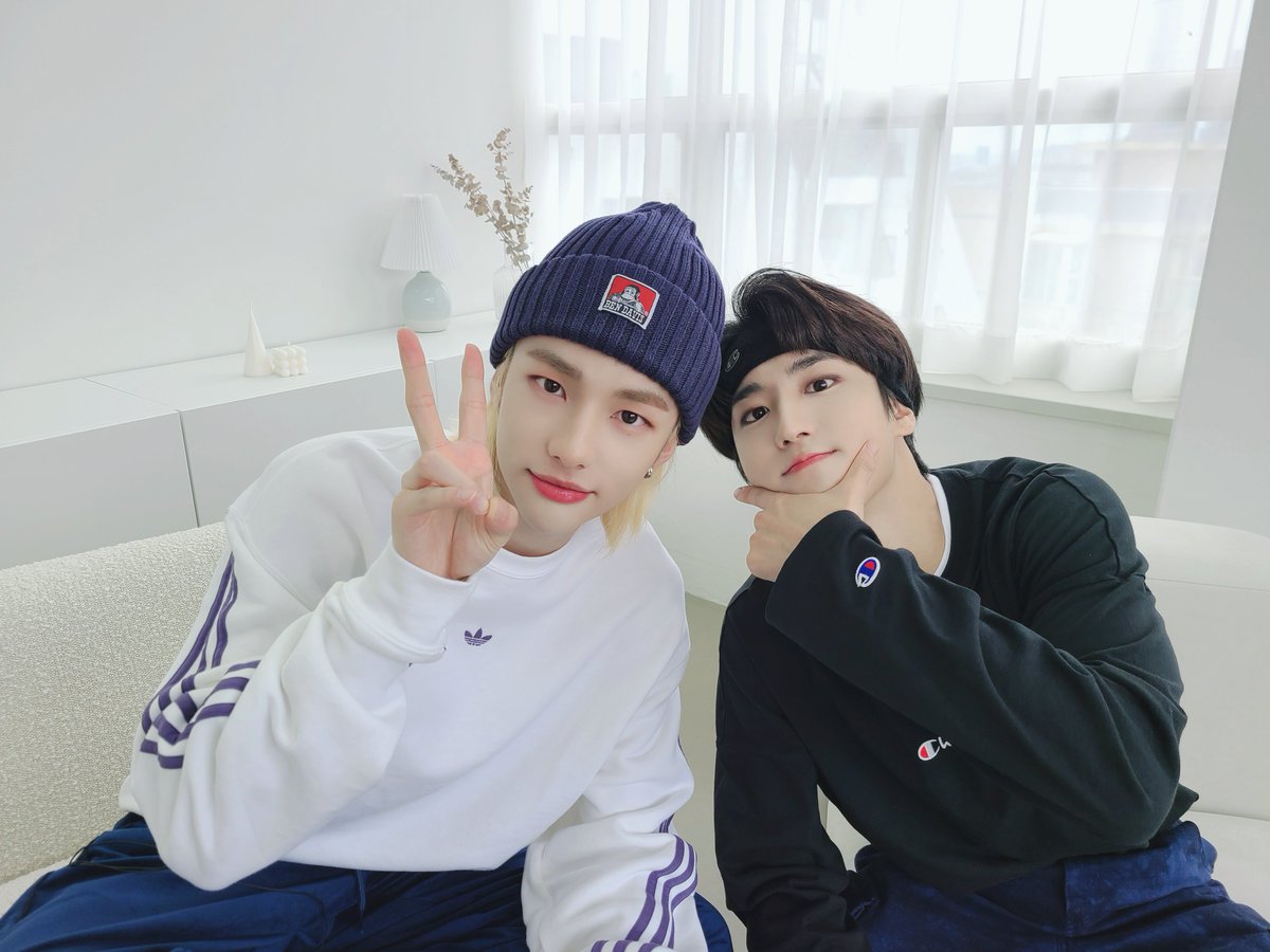 Stray_Kids's tweet photo. [스키지기]
Happy Valentine's Day, STAY🍫
with [♥ Kids Room] Photos

#StrayKids #스트레이키즈
#하트키즈룸 #HeartKidsRoom
#YouMakeStrayKidsStay https://t.co/cQEyCcgY89