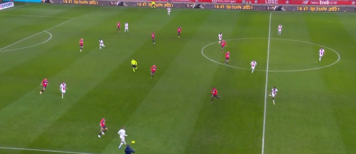 Les lillois sont capables de le faire de chaque côté du terrain, signe d’un vrai travail défensif à l’entraînement pour une maîtrise totale du système. On peut voir Celik forcer une perte de balle de la part de Kurzawa grâce à cette rapide rotation défensive.