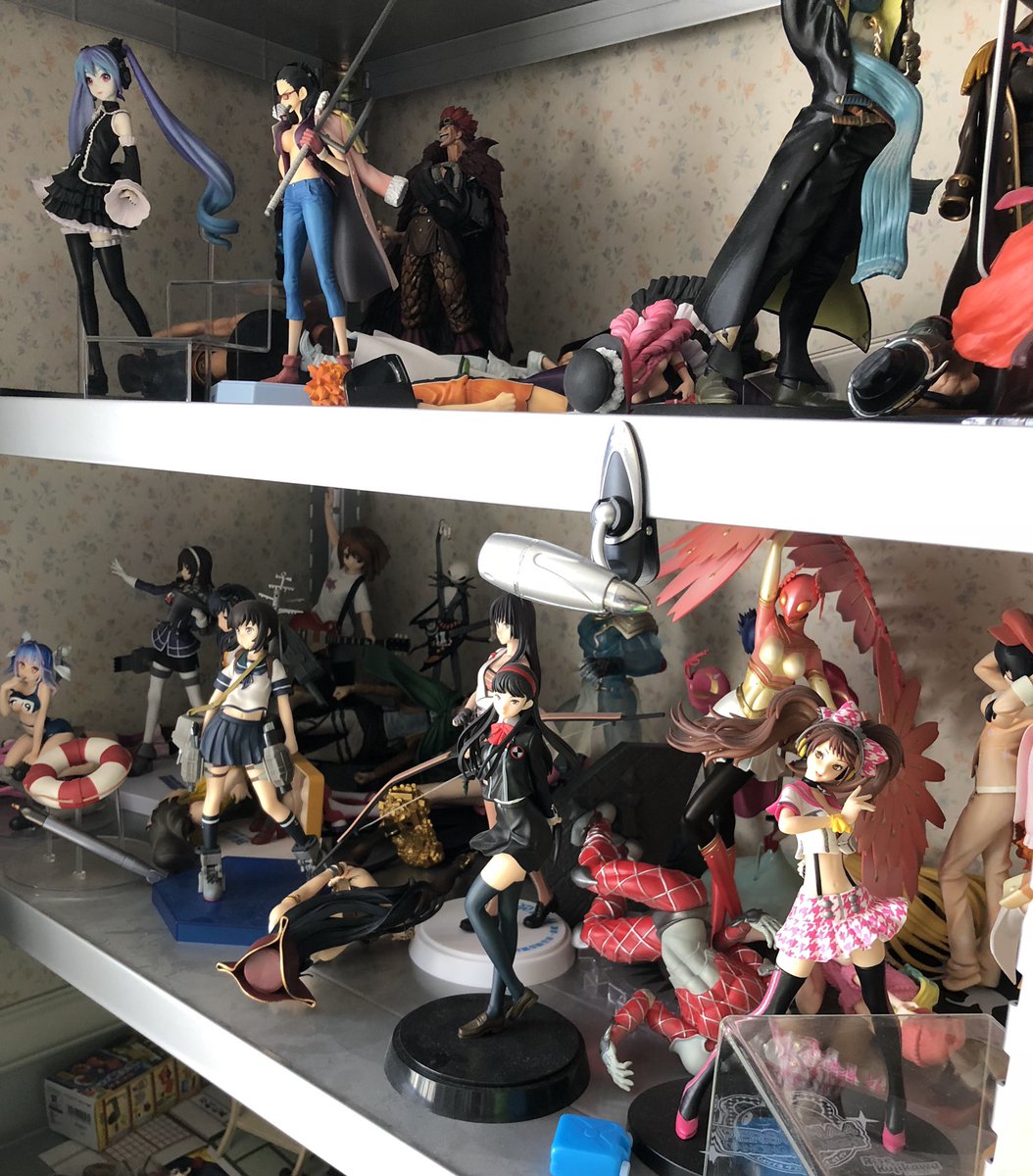 いたかぁ 地震のせいでフィギュア破損とかあるからね 折れそうなパーツあるフィギュア 大事なフィギュアはあらかじめ下に降ろしとこ もう手遅れかもしれないけどまだ助けられる命は助けた方がいい