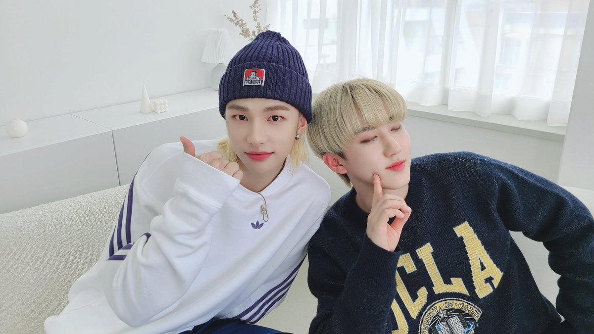 3RACHAFILE's tweet photo. #방찬 &amp; #창빈 with #황현진, #리노, #필릭스 &amp; #김승민 ★ https://t.co/pC4lfPzhHI