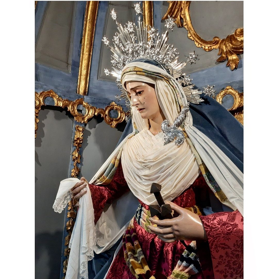 María Santísima luce además diadema de Ossorio y puñal plateado. Se completa el conjunto con el tradicional fajín hebraico, manípulo y clavos. 

Fotos D. Juan Robles