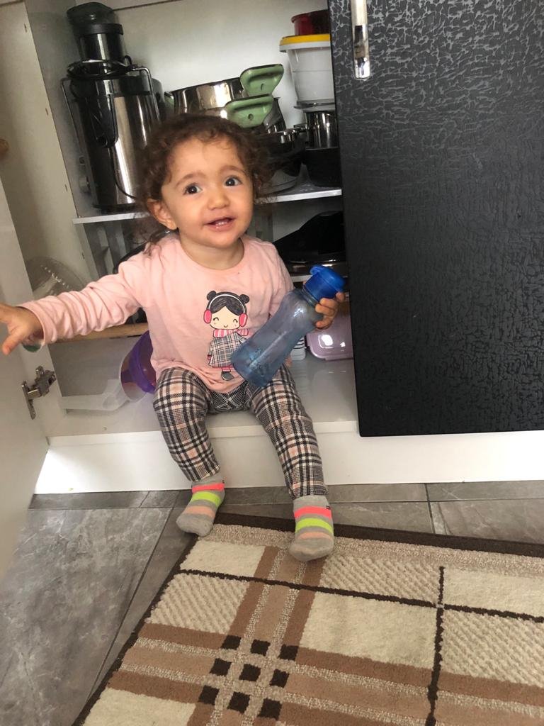 Yeğenimle saklambaç oynuyoruz, şimdi ben  bunu nasıl söbeliyim