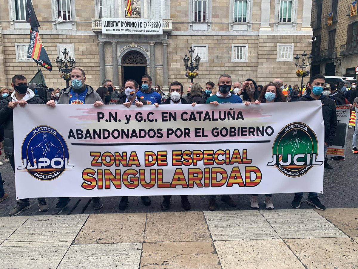 JupolNacional's tweet photo. Estamos MUY ORGULLOSOS DE TODOS LOS COMPAÑEROS que ayer participaron en la concentración de @jusapol en #Barcelona.💪

Porque “Els carrers NO seran sempre vostres” y la Plaza Sant Jaume tampoco.🤭

No conseguiréis echarnos de #Cataluña.

#ZonaEspecialSingularidad
#EquiparacionYa https://t.co/4FHjegA9Kh