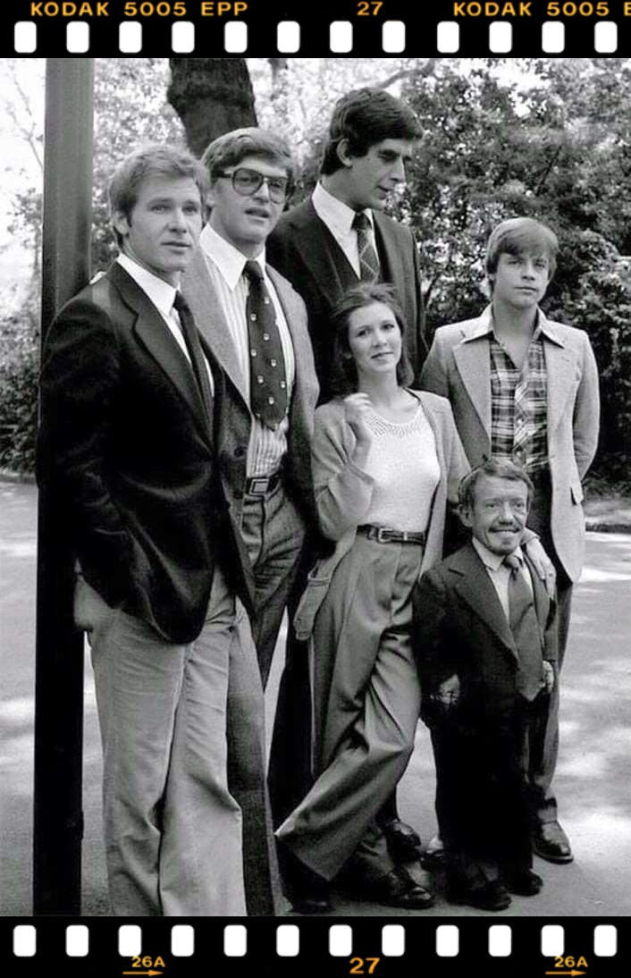 Harrison Ford (Han Solo), David Prowse (Darth Vader), Peter Mayhew (Chewbacca), Carrie Fisher (Princesa Leia), Mark Hamill (Luke Skywalker) & Kenny Baker (R2-D2)... #StarWars https://t.co/pilgp00pOz