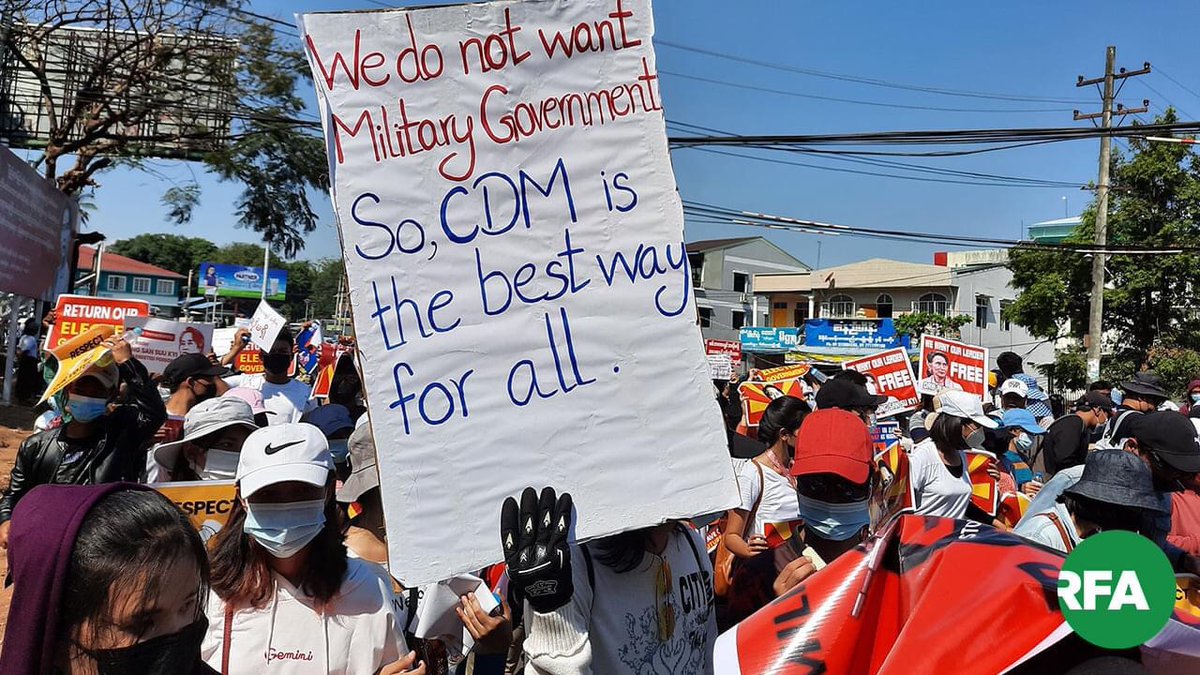 Pencilo4's tweet photo. Large scale demonstrations have been going here for 8 days in row to protest against the military regime.

STOP NIGHT ARRESTS
#Feb13Coup
#WhatsHappeningInMyanmar https://t.co/LfXC4DMWYZ