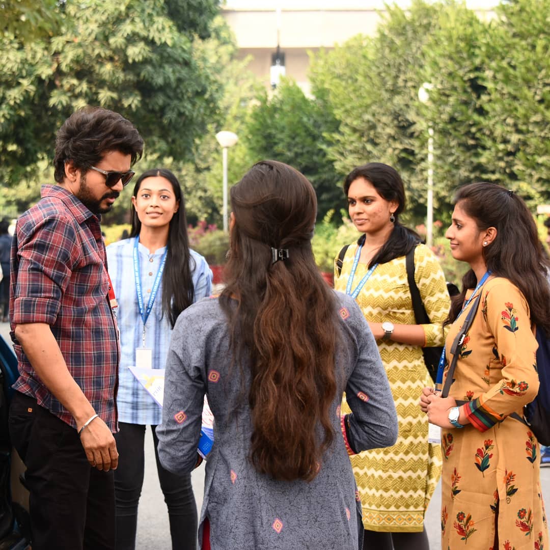 vijayannanoffl's tweet photo. JD 😉 With Students 🔥
@actorvijay @vijayannanoffl
#ThalapathyVijay #MasterUnseen https://t.co/cobmZiW1cj