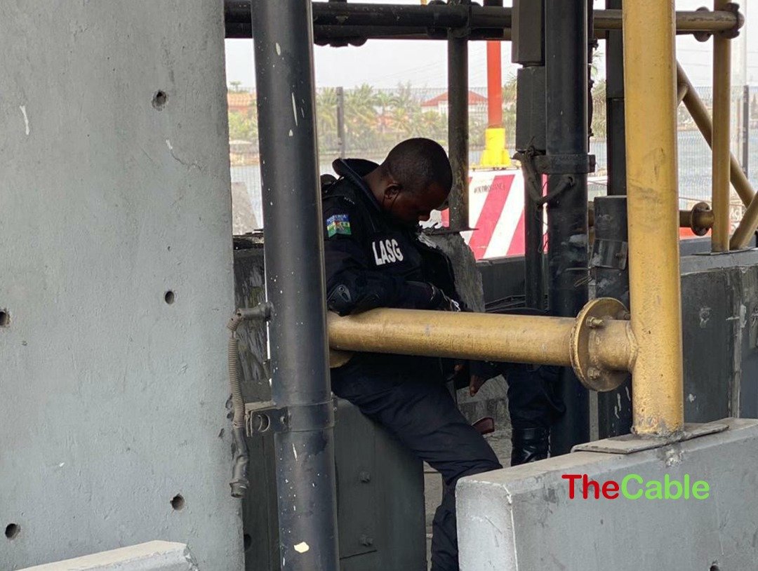 thecableng's tweet photo. EXTRA: Security officials sleeping on duty at Lekki tollgate

#OccupyLekkiTollGate #EndSARS #LekkiTollGateProtest https://t.co/onXOUd9k0V