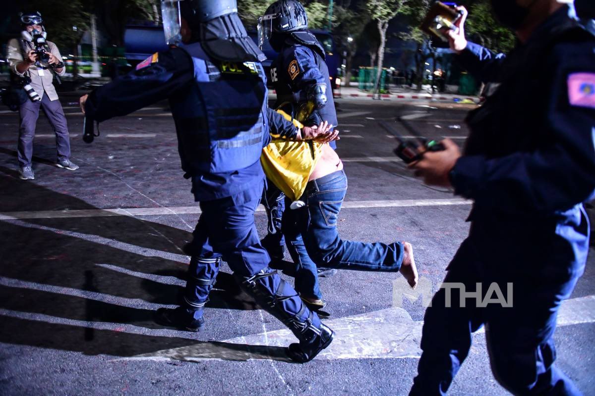 ไม่เคยเห็นประเทศไหนเป็นแบบนี้ ผู้ชายรุมลากผู้หญิง กระทืบหน่วยพยาบาล ทุกคนตัวเปล่าไม่มีอาวุธ ตำรวจไทยแม่งเหี้ย เหี้ยเหมือนนายมึง เหี้ยเหมือนพ่อมึง  #ม็อบ13กุมภา