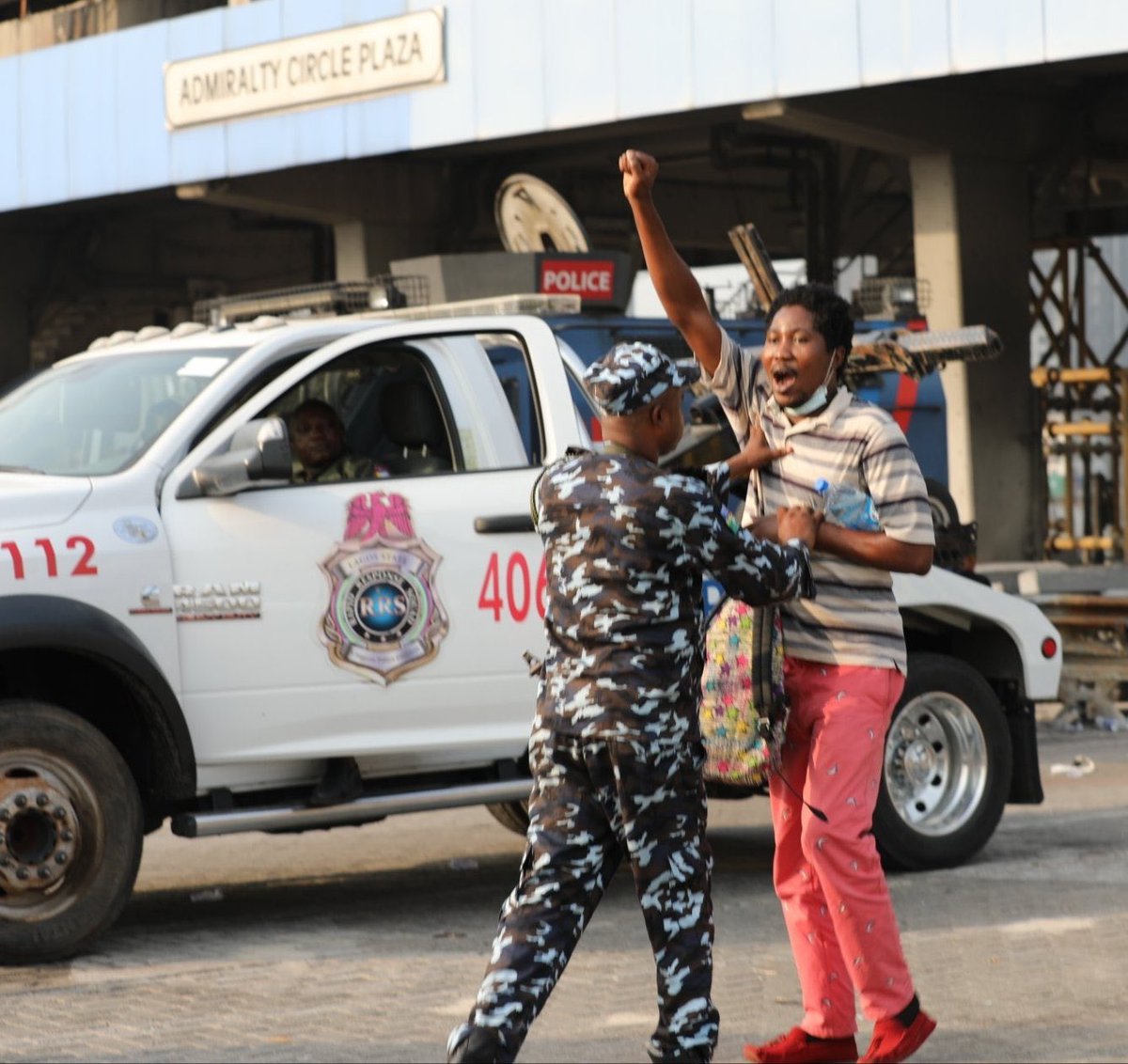 Not all heroes wear capes, you don’t have to say anything, just retweet, picture of the day.... arresting unharmed protesters holding just bottle water.... #EndSARS #mrmacaroni