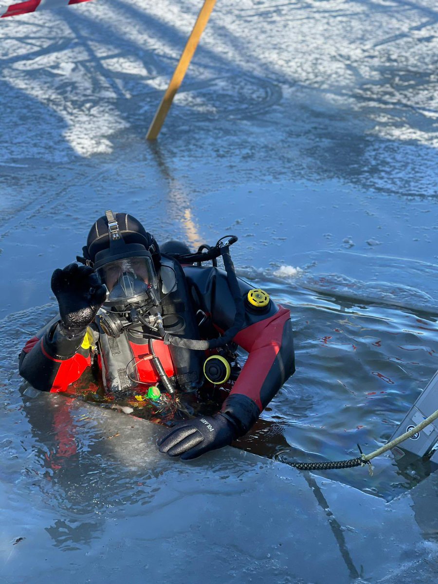 Brandweer Heerde <a href="/VNOGregio/">Veiligheidsregio Noord- en Oost-Gelderland</a>  duikteam van Heerde blijft gewoon doorgaan met de oefeningen... ook met dit koude weer hebben we nog mooi het ijsduiken gedaan 👏#geefnooitop#🚒