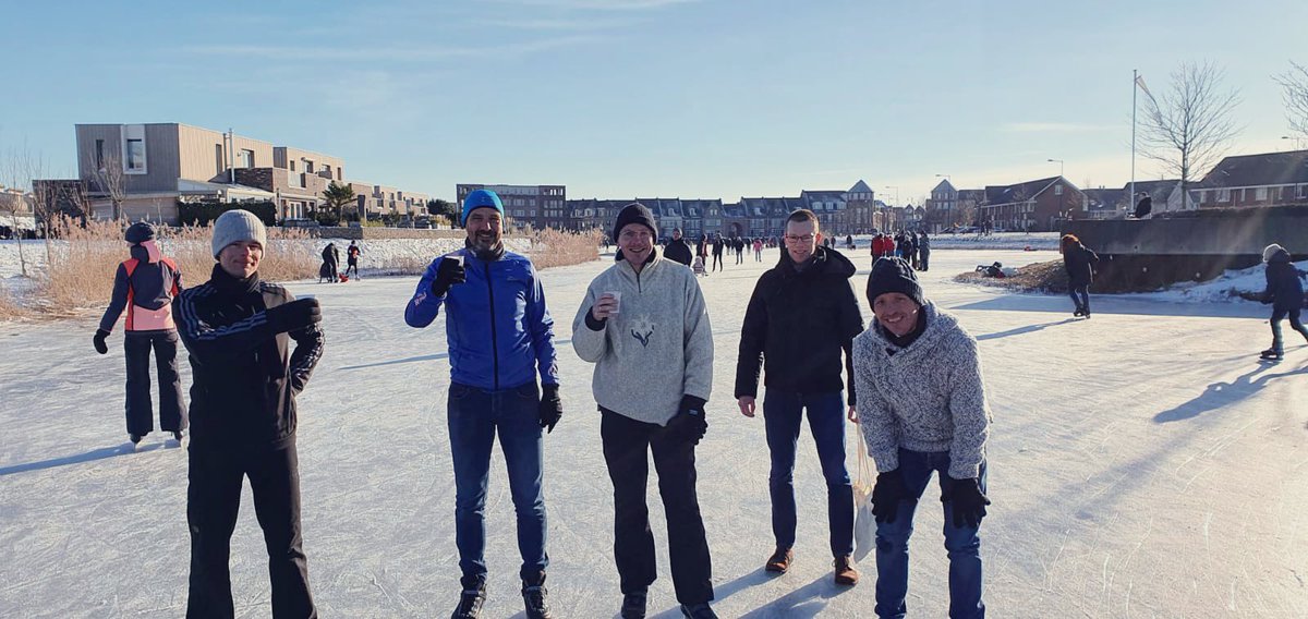 Na samen hardlopen en fietsen nu ook samen schaatsen.. 

De mannen hebben er een sportieve middag van gemaakt met elkaar! ⛸💪🏻❄️

#Project2uur59