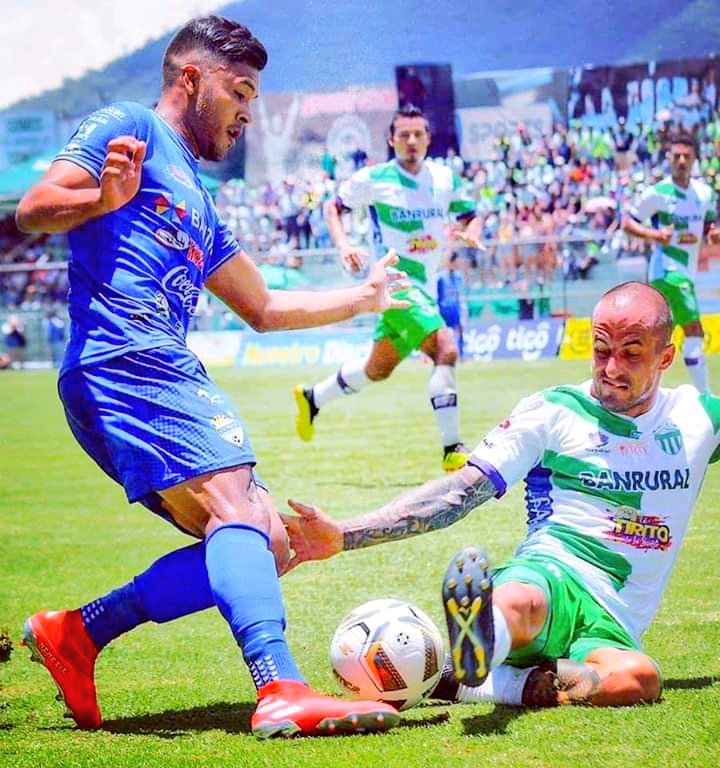 TribunaSportsGT's tweet image. #Clausura2021 | ¡CONTINÚA!

¡EL CARCHAENSE MÁS QUERIDO! 😄

Oriundo del municipio de San Pedro Carchá; VÍCTOR EDUARDO GUAY SÁNCHEZ seguirá defendiendo el escudo de Cobán Imperial.

¡VAMOS VÍCTOR! #VamosCobán