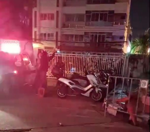 22.58 น. ที่สน.นางเลิ้ง เกิดเหตุวุ่นวายขึ้นเมื่อมีผู้ชุมนุมส่วนหนึ่งเข้าไปติดตามเรื่องการดำเนินคดีผู้ต้องสงสัยเหตุยิงใส่กลุ่มผู้ชุมนุม #ม็อบ13กุมภา 

ทางตร.สน.นางเลิ้ง ได้ใช้ปืนพกยิงขึ้นฟ้าหลายนัดเพื่อให้กลุ่มผู้ชุมนุมถอยออกจากพื้นที่สน.นางเลิ้ง ขณะนี้มีการเรียกร้องให้ตร.ขอโทษ