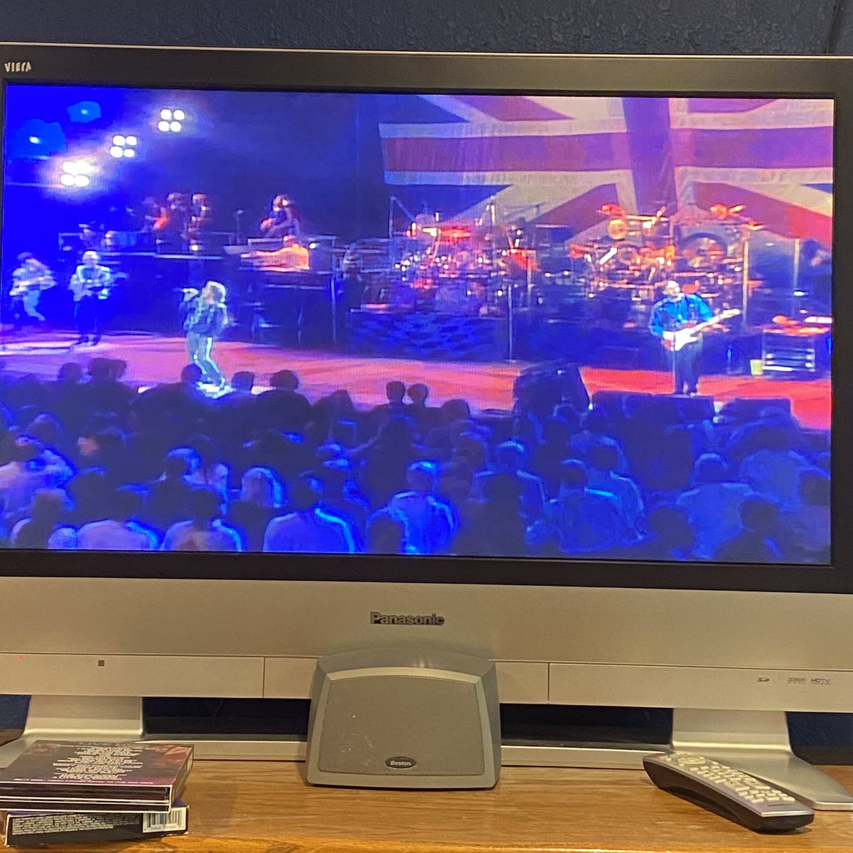 CMoneyKS's tweet image. I’m not gay but I do have to admit that late ‘80s #RogerDaltry looked damn foin in a pair of stone-washed jeans. #TheWho